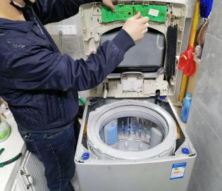 波轮洗衣机脱水启动时外桶撞箱体  